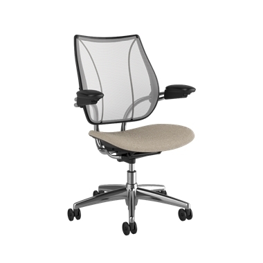 Liberty-Bürostuhl, Rückenlehne in Pinstripe White, Sitzfläche in Hallingdal 65 0200, poliertes Gestell mit Zierleiste in Black