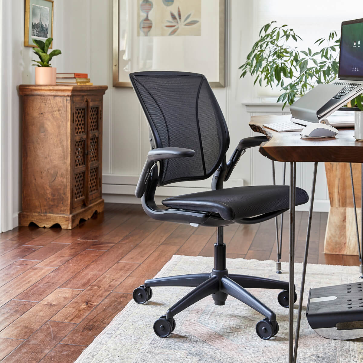 Ergonomischer Bürostuhl World One. Gesund zurücklehnen.