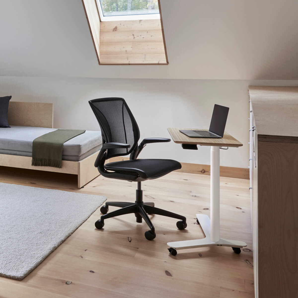 Ergonomischer Bürostuhl World One. Gesund zurücklehnen.
