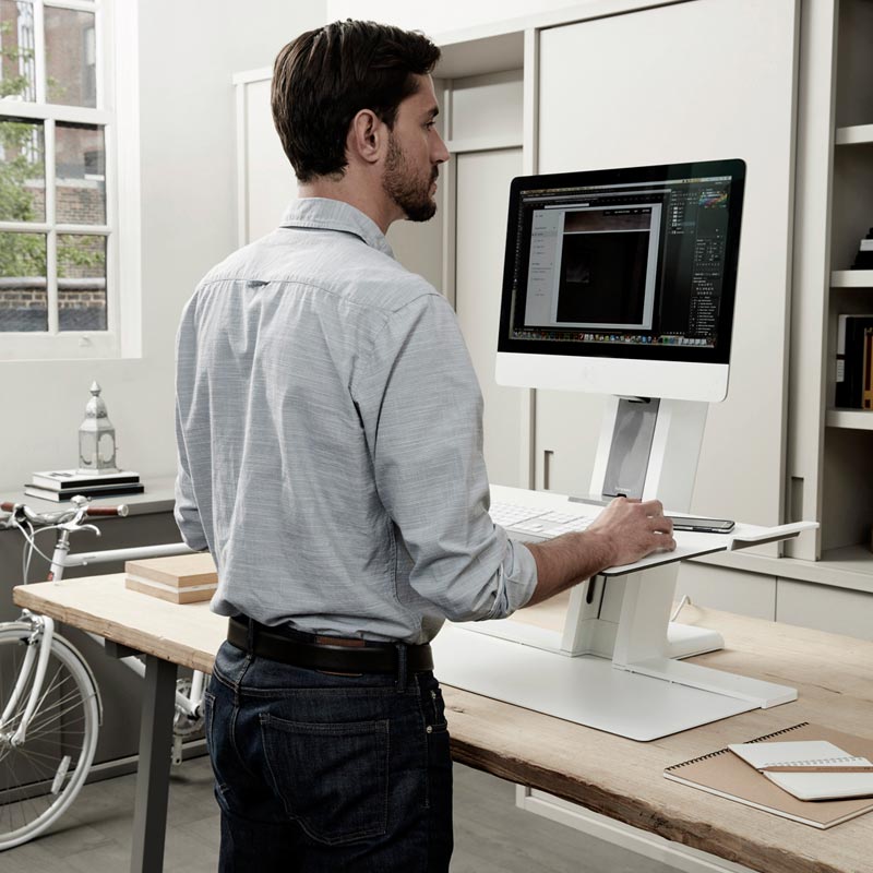 QuickStand: Sit-Stand Monitor-Workstation Konsole