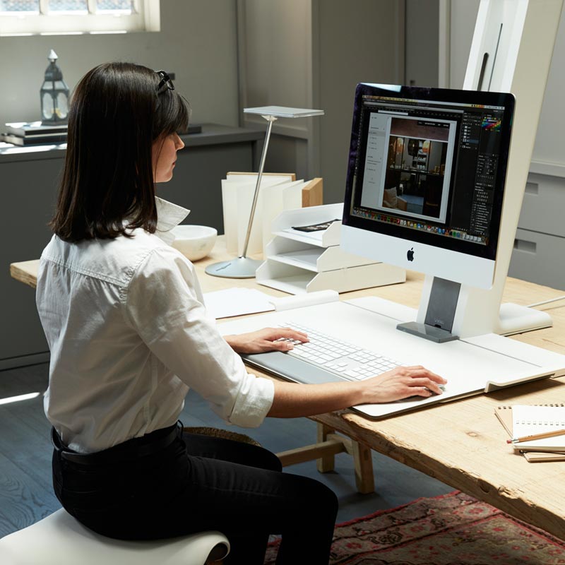 QuickStand: Sit-Stand Monitor-Workstation Konsole