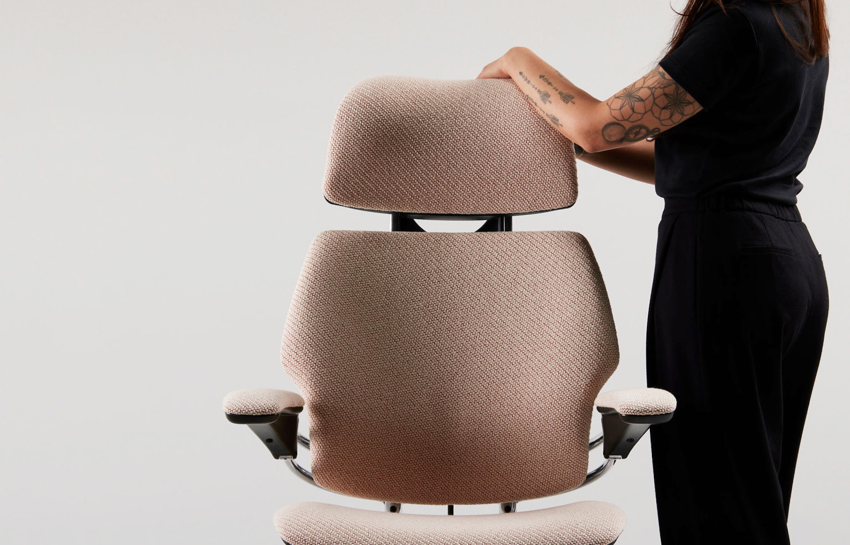 Person resting arm on Freedom Headrest